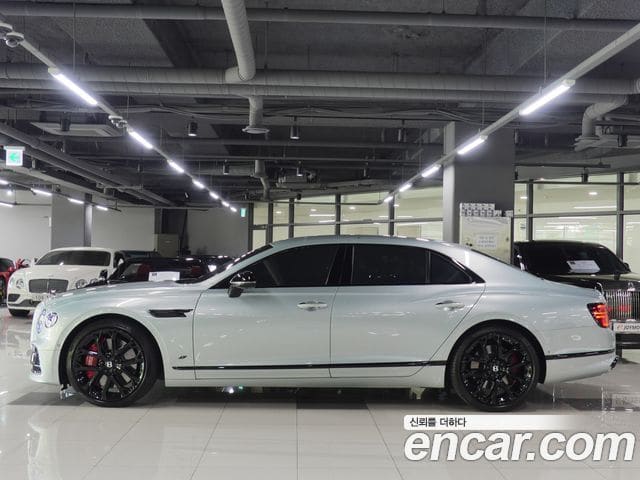 Bentley Flying Spur — фото 1