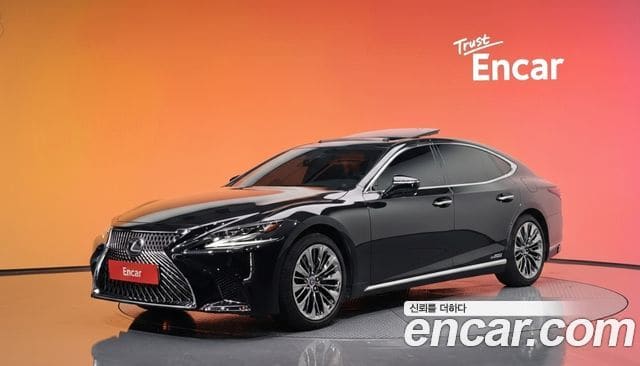 Lexus LS500h — фото 1