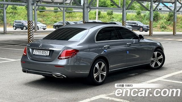 Mercedes-Benz E-Class — фото 1
