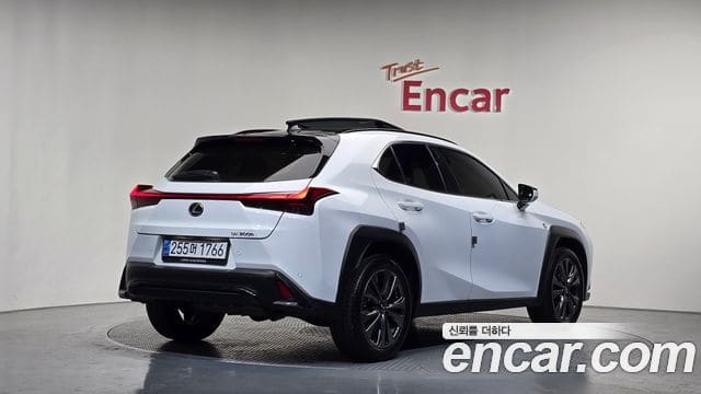 Lexus UX300h — фото 1
