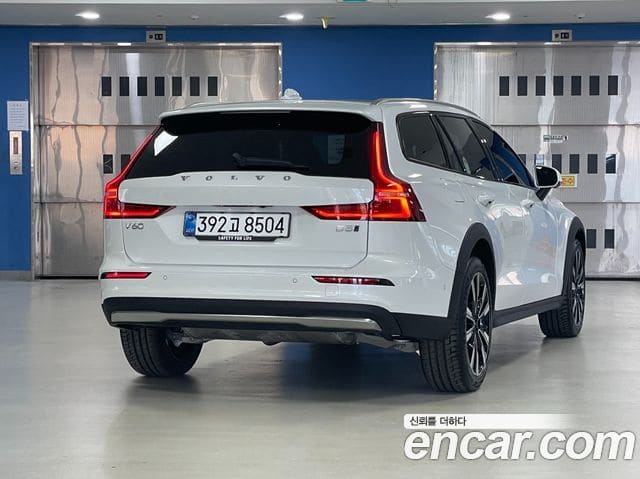 Volvo V60 Cross Country — фото 1