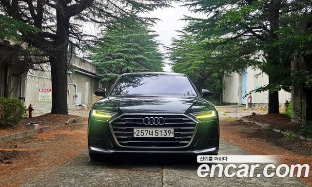 Audi A8 — фото 1