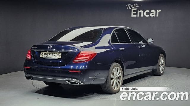 Mercedes-Benz E-Class — фото 1