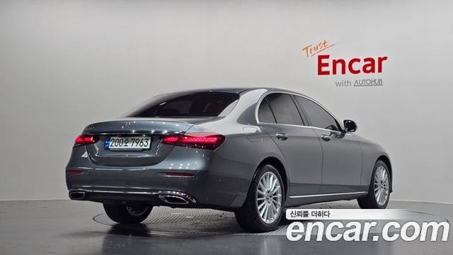 Mercedes-Benz E-Class — фото 1