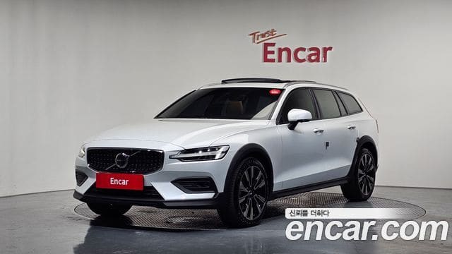 Volvo V60 Cross Country — фото 1
