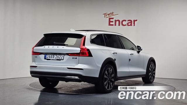 Volvo V60 Cross Country — фото 1