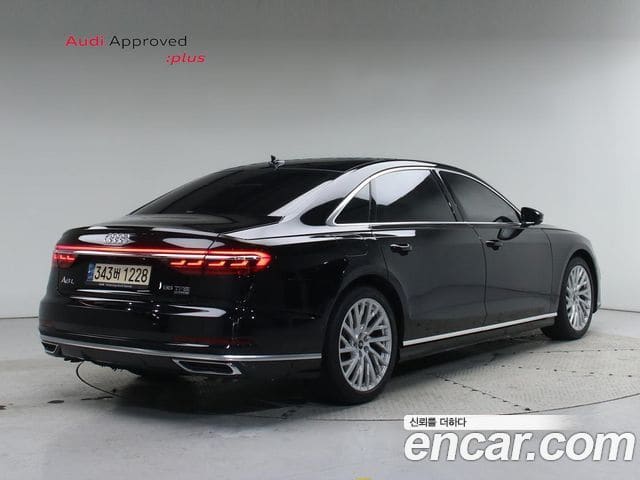 Audi A8 — фото 1