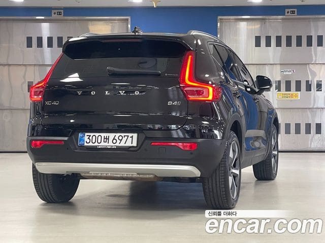 Volvo XC40 — фото 1
