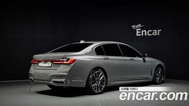 BMW 7 Series — фото 1