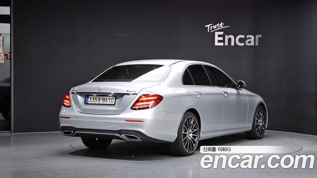 Mercedes-Benz E-Class — фото 1