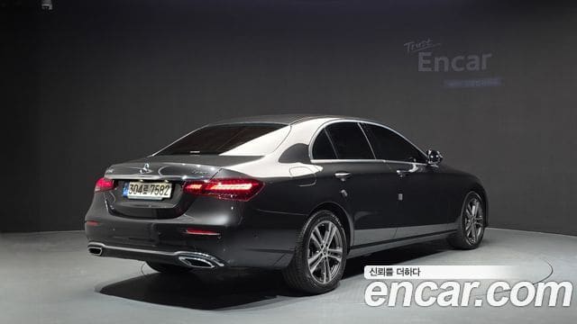 Mercedes-Benz E-Class — фото 1