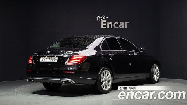 Mercedes-Benz E-Class — фото 1