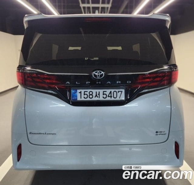 Toyota Alphard — фото 1