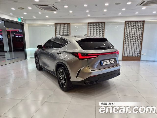 Lexus NX450h+ — фото 1