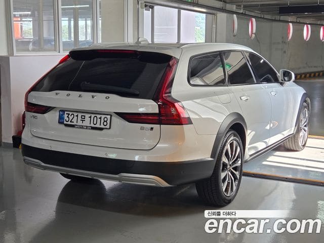 Volvo V90 Cross Country — фото 1