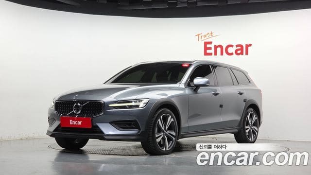 Volvo V60 Cross Country — фото 1