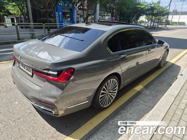 BMW 7 Series — фото 1