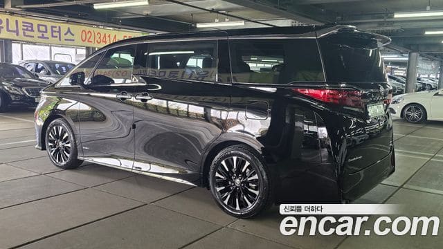 Toyota Alphard — фото 1
