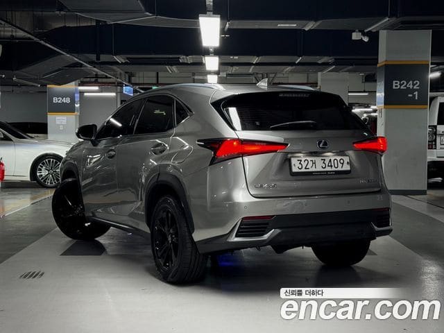Lexus NX300h — фото 1
