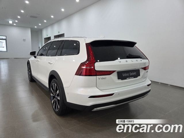 Volvo V60 Cross Country — фото 1