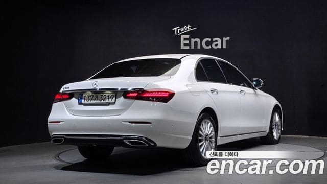 Mercedes-Benz E-Class — фото 1