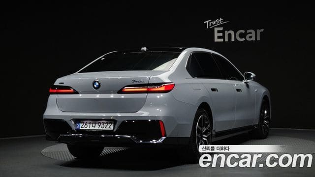 BMW 7 Series — фото 1