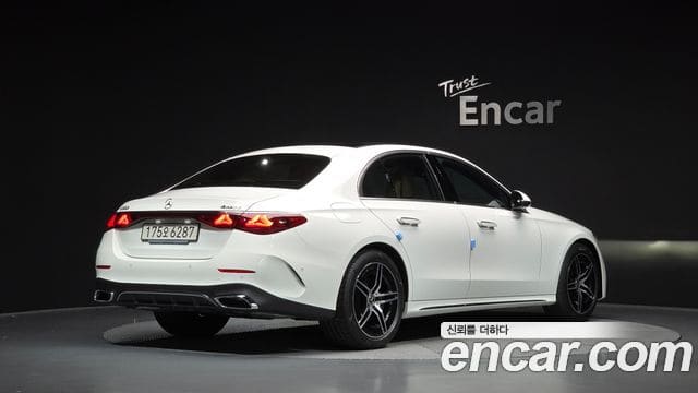 Mercedes-Benz E-Class — фото 1