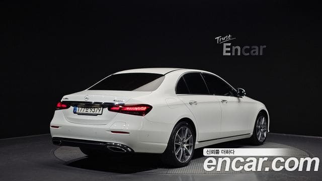 Mercedes-Benz E-Class — фото 1