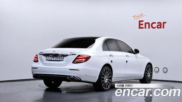 Mercedes-Benz E-Class — фото 1