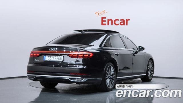 Audi A8 — фото 1