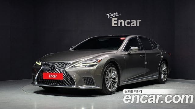 Lexus LS500 — фото 1