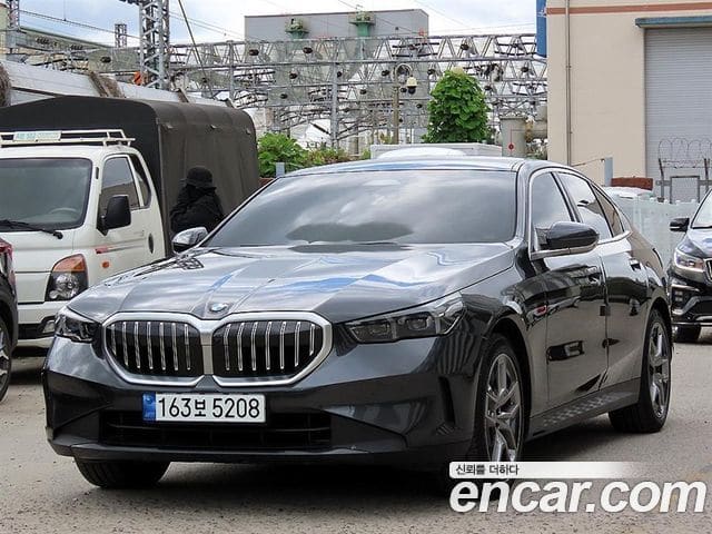 BMW 5 Series — фото 1
