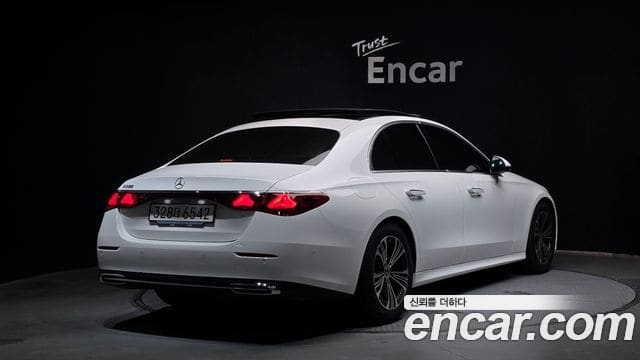 Mercedes-Benz E-Class — фото 1