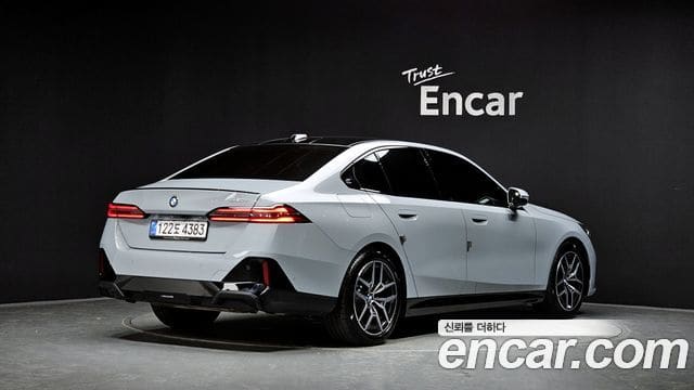 BMW 5 Series — фото 1