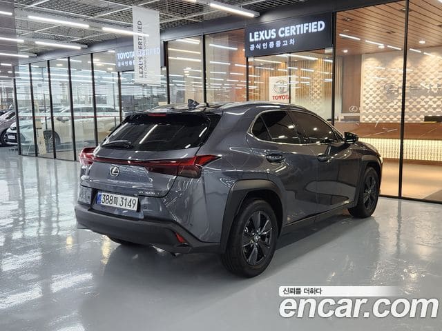 Lexus UX300h — фото 1