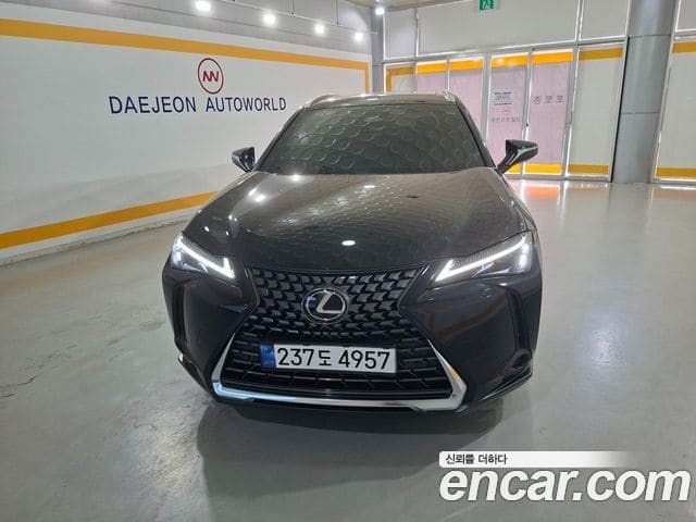 Lexus UX300h — фото 1