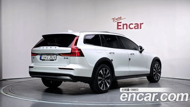 Volvo V60 Cross Country — фото 1