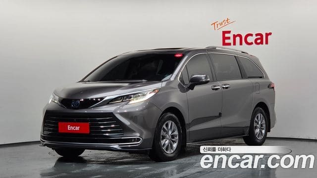 Toyota Sienna — фото 1