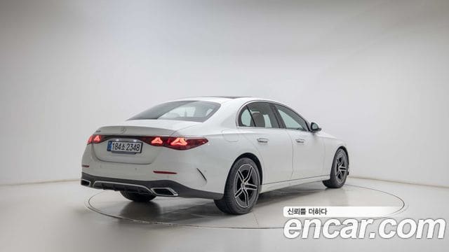 Mercedes-Benz E-Class — фото 1