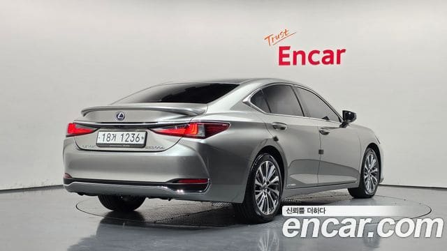 Lexus ES300h — фото 1