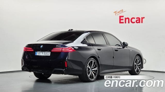 BMW 5 Series — фото 1