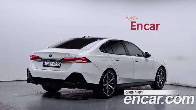 BMW 5 Series — фото 1