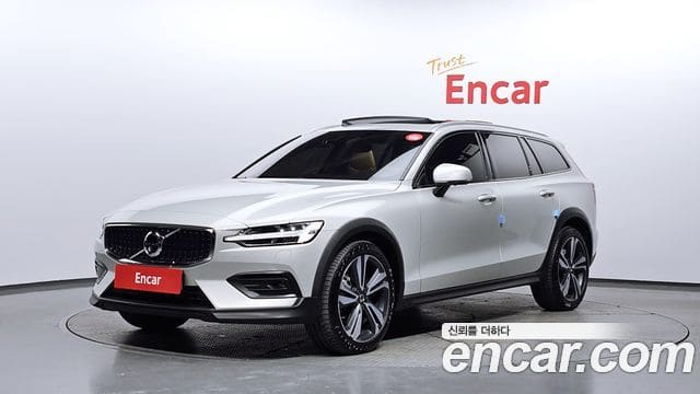 Volvo V60 Cross Country — фото 1