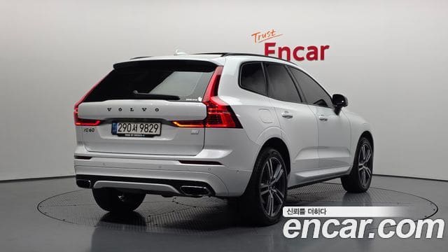 Volvo XC60 — фото 1