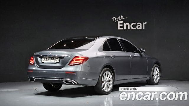 Mercedes-Benz E-Class — фото 1