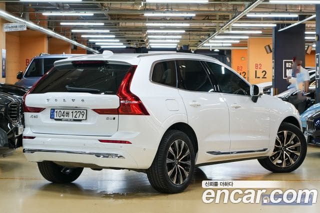 Volvo XC60 — фото 1