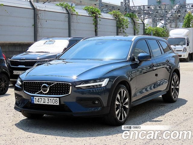 Volvo V60 Cross Country — фото 1
