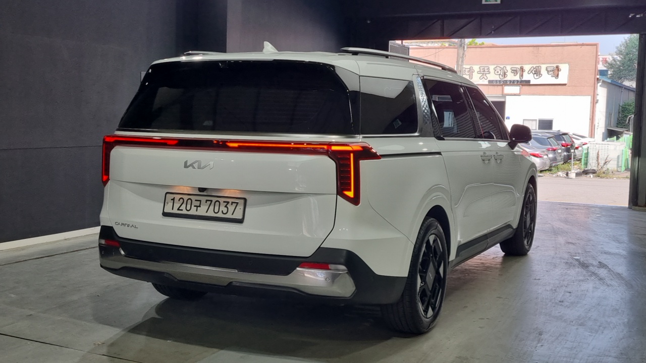 Kia Carnival — фото 1