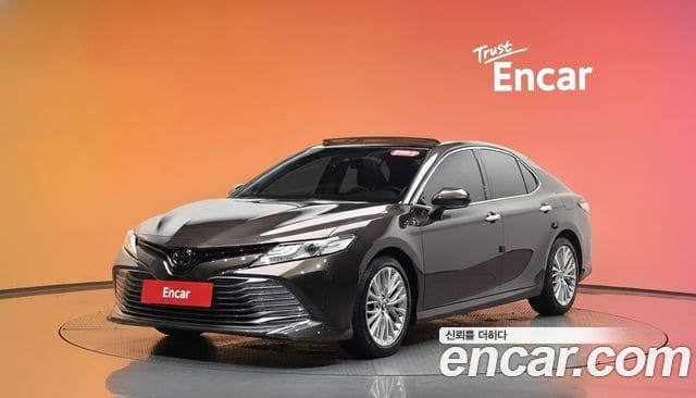 Toyota Camry — фото 1