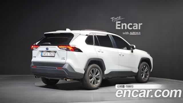 Toyota RAV4 — фото 1